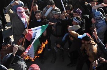 Iraqis burn Iranian regime's flag during anti-Maliki protest