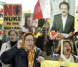 Iranians demonstrating in Vienna