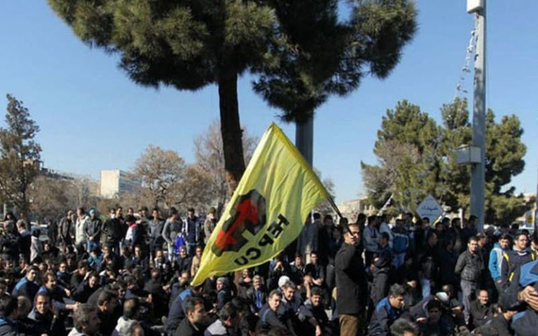 On Saturday, August 24, a group of construction workers from the Heavy Equipment Production Company (HEPCO) gathered in front of the company’s headquarters in Arak and protested over unpaid wages, their contract conditions and insurance problems.