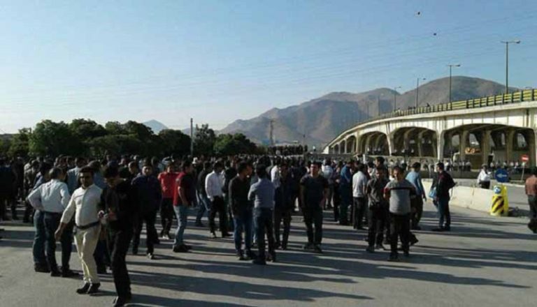 On October 8, 2019, for the third consecutive day, the protest gathering of Azarab’s workers continued. On Sunday October 6, 2019, workers of Azarab Company had organized a gathering on the Tehran-Arak highway to protest the sale of the company and to demand their unpaid wages. They closed the main square at the city’s entrance.