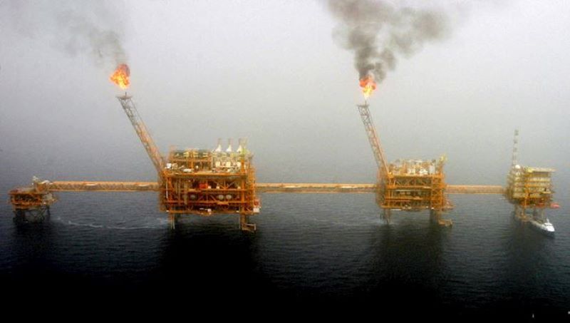 Iranian-oil-pier-in-Persian-Gulf Decrease of Oil Production and Revenues: A Crushing Blow to Iran’s Regime Amid Coronavirus Outbreak
