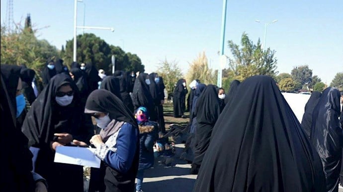 Female teachers in Yazd (Iran) protest