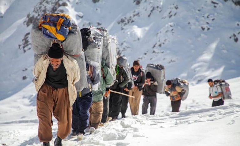 The Iranian regime’s border forces continue the killing spree against deprived porters, who must carry heavy loads as the breadwinners of their families.