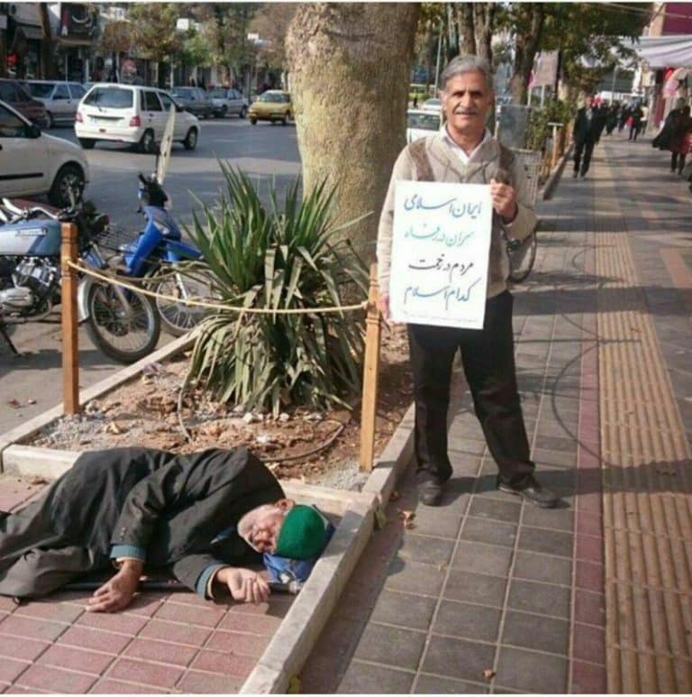 iran-beggar-protesting