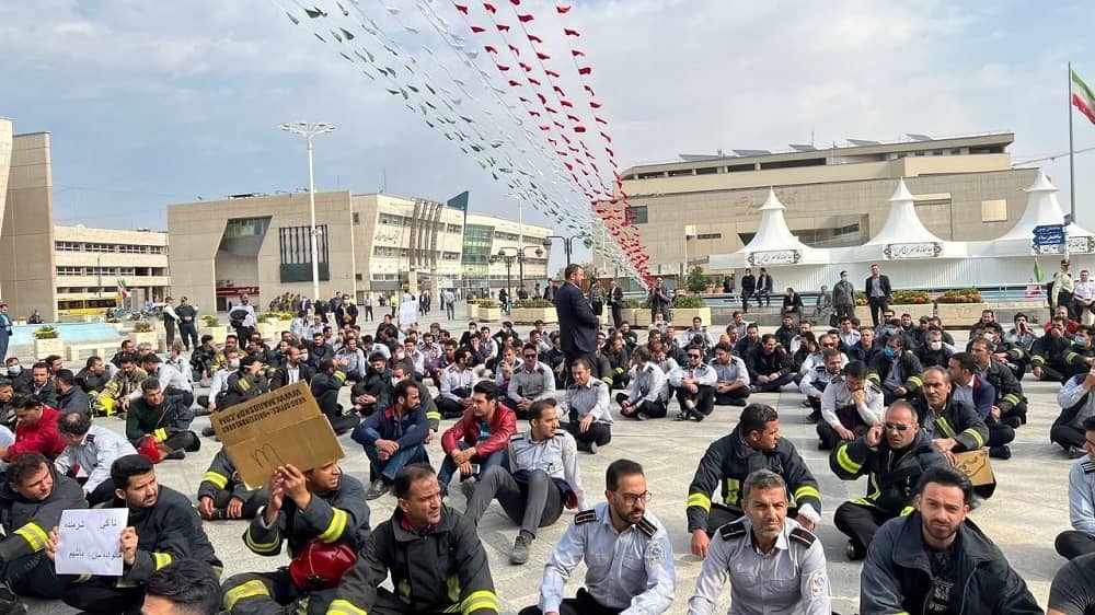 iran-mashhad-martyrs-square-firefighters-strike-25102022-1 iran-mashhad-martyrs-square-firefighters-strike-25102022-1