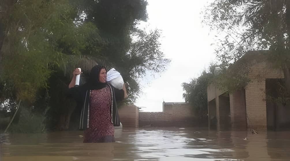 iran floods women in water (1) iran floods women in water (1)