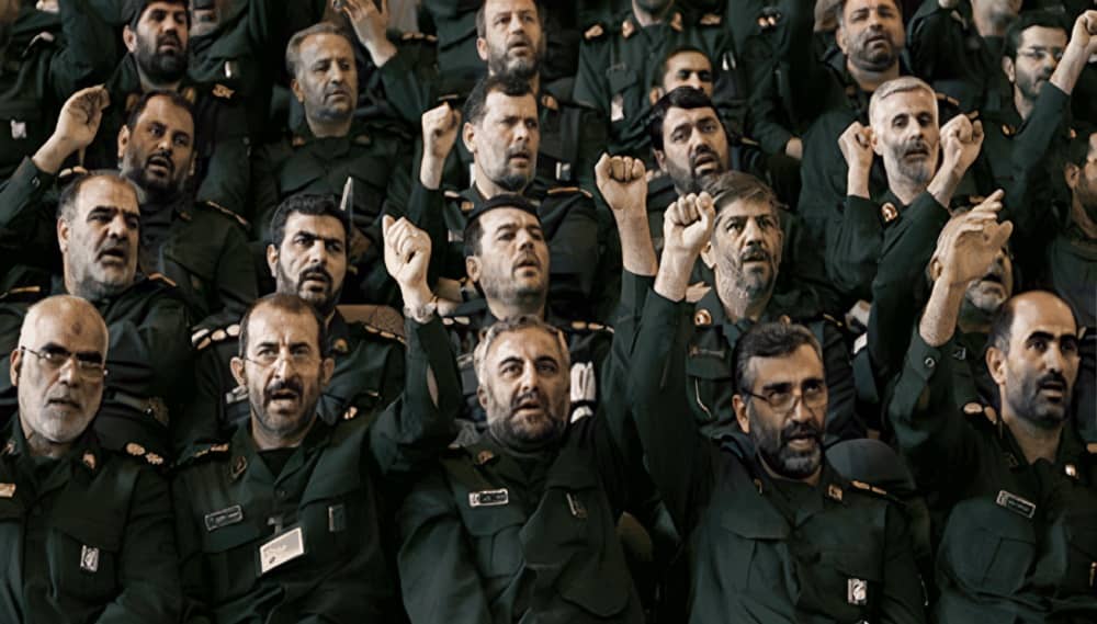 Comandantes del CGRI corean consignas durante una ceremonia organizada por el Estado en Irán.