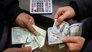 Two people exchanging Iranian tomans for U.S. dollars