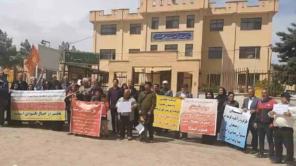 Protest in Natanz, April 3, 2025 – Residents rally outside the judiciary against mining violations, citing damage to farmland, water resources, and public roads