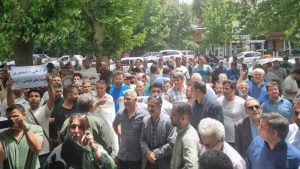 Bakers in Iran protest against the regime over rising costs and price controls, demanding economic justice