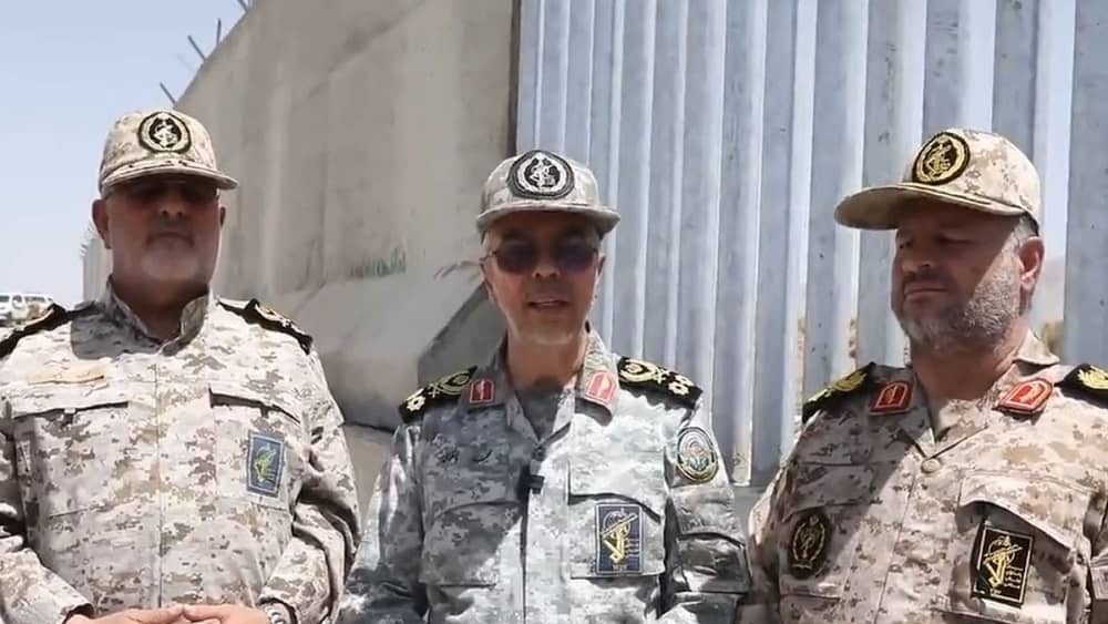 سرلشکر محمد بانگری (مرکز) در سفر خود به سیستان و بلوچستان با خبرنگاران صحبت می کند - 20 مه 2025