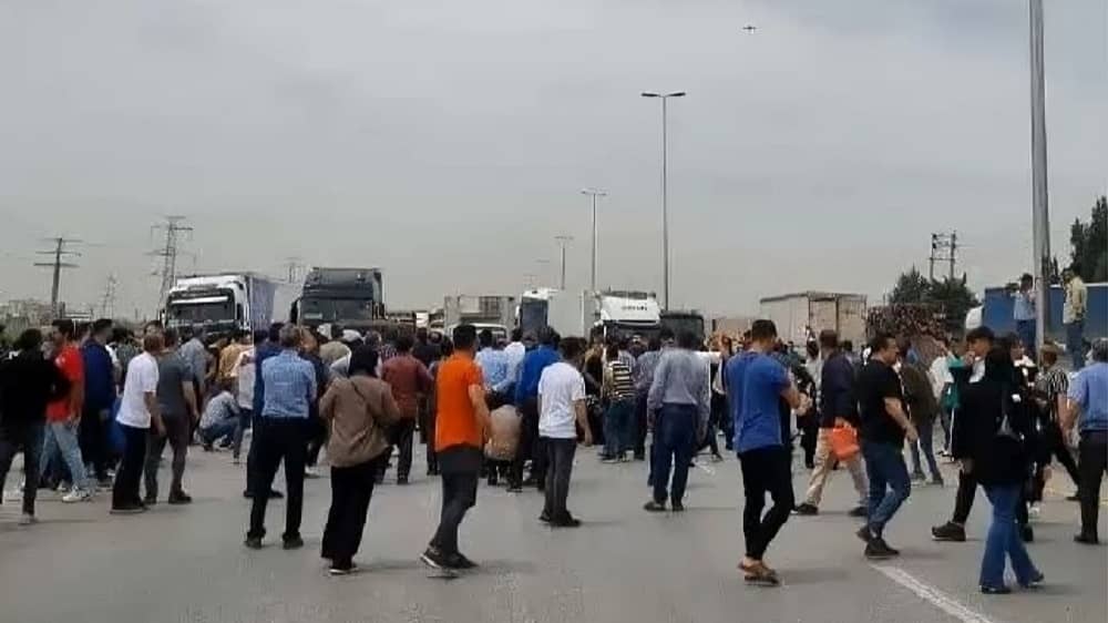 Protesters block Qazvin-Karaj Highway on May 5, 2025, demanding justice in the Ghaffari auto fraud case as authorities ignore victims’ claims