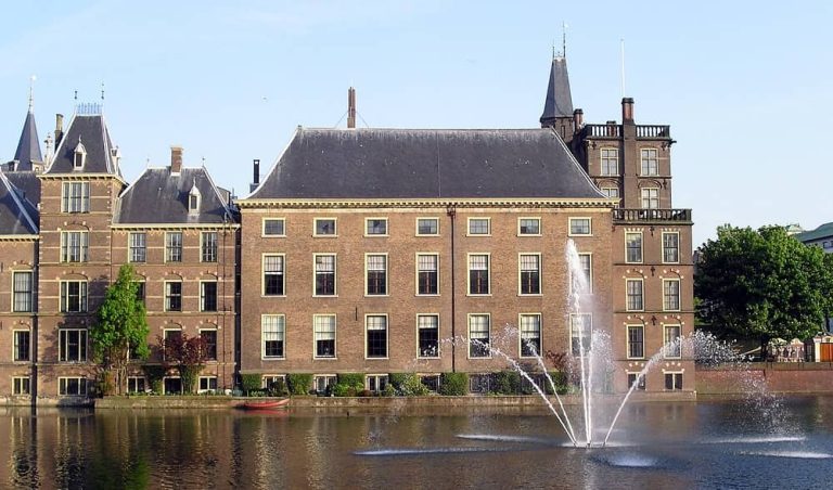 The Binnenhof in The Hague, featuring the building of the Dutch Senate (Eerste Kamer) and adjacent waterworks | Photo credit: © me – Eigenes Werk, CC BY 3.0, via Wikimedia Commons