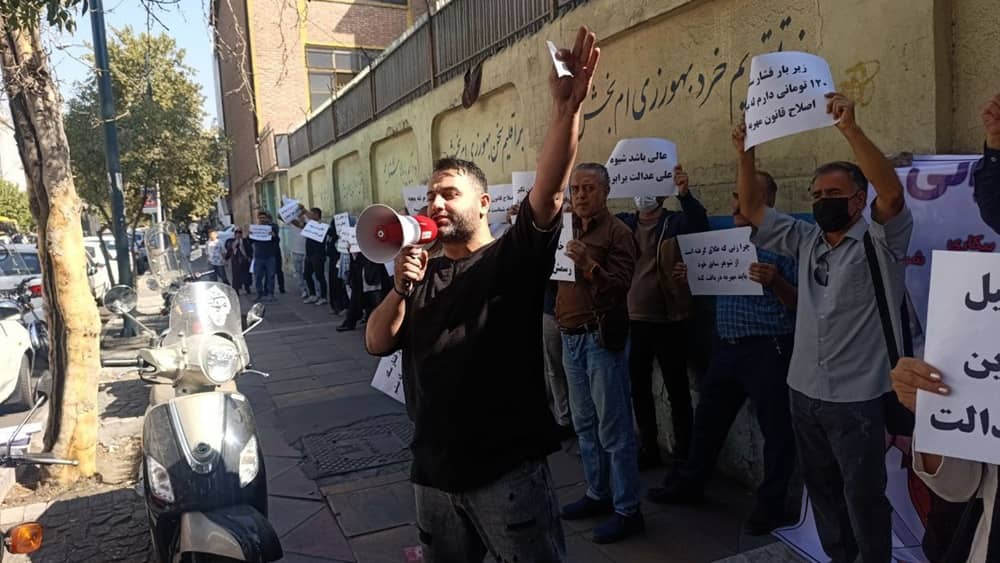 Tehran – Protest by victims of dowry law outside the Judiciary building— September 30, 2025