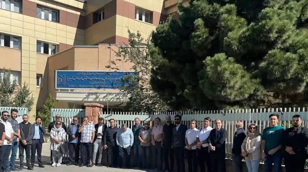 Tehran – Medical equipment suppliers protest outside the University of Medical Sciences against hospital insolvency and unpaid bills, September 20, 2025