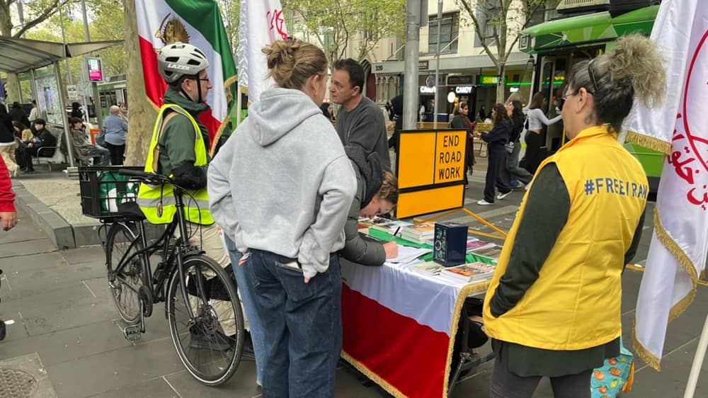 Supporters of the Iranian Resistance in Melbourne, Australia, held a bookstand on October 4, 2025