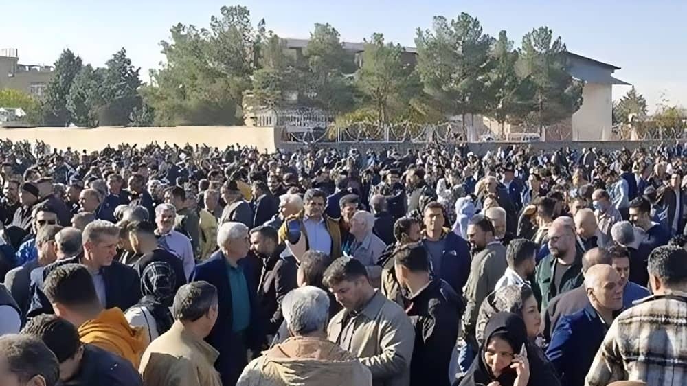 Investors from Taravat Novin Rezayat Khodro Qazvin protest on November 10, 2025