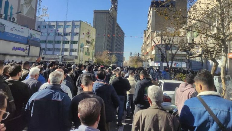 Tehran, December 29 — Bazaar merchants launch protests in Lalehzar and Toopkhaneh against soaring prices and economic pressure, calling on the public to stand with them