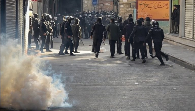 Iran regime's forces attack the merchants in Tehran's Bazaar during the 2026 nationwide protests