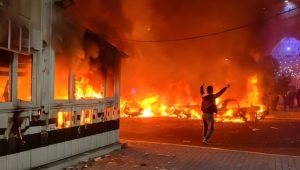 Young Iranians rise in defiance during the nationwide uprising, setting fire to a regime police kiosk — a powerful act of resistance in the fight for freedom and justice.