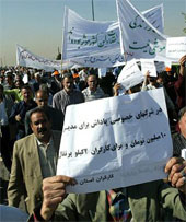 Tens of thousands of workers stage protest against anti-labor policies of mullahsââ¬â¢ regime Tens of thousands of workers stage protest against anti-labor policies of mullahsââ¬â¢ regime