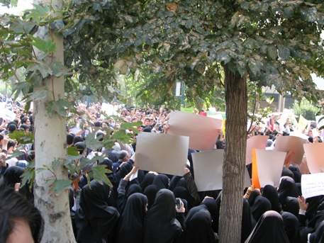 Student-protesting Anti-government demonstration by 1,000 students of Allameh University in Tehran