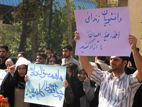 iran-student-protest2007L