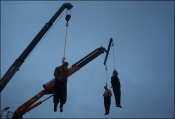 Prisoners Hanged in Public in Iran (file photo) Prisoners Hanged in Public in Iran (file photo)
