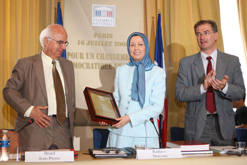 The French deputies present a copy of the declaration signed by the majority of the French parliamentarians to Mrs. Rajavi The French deputies present a copy of the declaration signed by the majority of the French parliamentarians to Mrs. Rajavi
