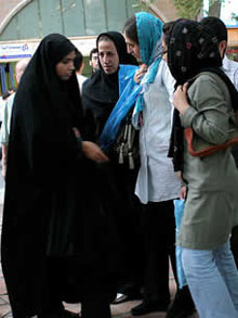 Iran_women_police_220 iran-women-police100