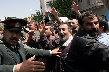 Pars Khodro workers demonstrate Pars Khodro workers demonstrate