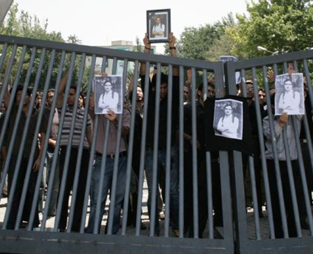 Students at Tehran’s Science and Technology University on Sunday held a memorial for Kianoush Asa, a post-graduate chemical engineering student. Students at Tehran’s Science and Technology University on Sunday held a memorial for Kianoush Asa, a post-graduate chemical engineering student.