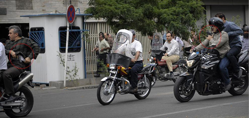 Photo: Iranian regime’s plainclothes agents hunting down protestors Photo: Iranian regime’s plainclothes agents hunting down protestors