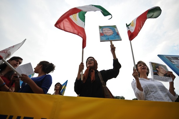 Photo: Supporters of the People's Mojahedin of Iran (PMOI/MEK), waving flags and pictures of Maryam Rajavi , demonstrate in front of the White House in Washington on July 17, 2009. Photo: Supporters of the People's Mojahedin of Iran (PMOI/MEK), waving flags and pictures of Maryam Rajavi , demonstrate in front of the White House in Washington on July 17, 2009.