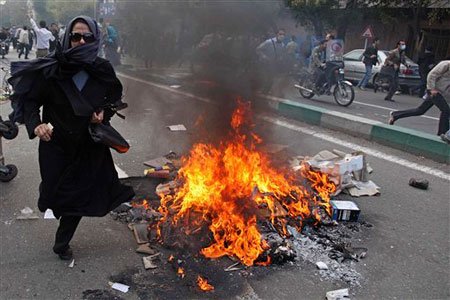 Women and girls actively and courageously participated in November 4 mass demonstrations and were in the forefront of many protests, according to reports by the Social Headquarters of the People’s Mojahedin Organization of Iran inside the country. Women and girls actively and courageously participated in November 4 mass demonstrations and were in the forefront of many protests, according to reports by the Social Headquarters of the People’s Mojahedin Organization of Iran inside the country.