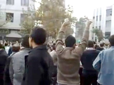 Protesters chanting “Khamenei is a murderer, his rule is illegimate” clash with suppressive forces in Esfahan Archive-Protests in Iran