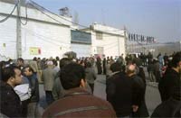 family-prisoners Threatened and beaten, families of political prisoners manage to continue protest in Tehran