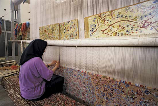 women-carpet-weaver-500 women-carpet-weaver-500