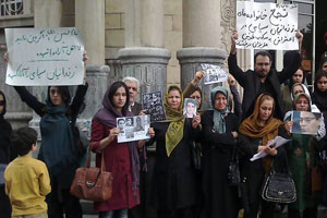 Families of political prisoners protest in Tehran Families of political prisoners protest in Tehran