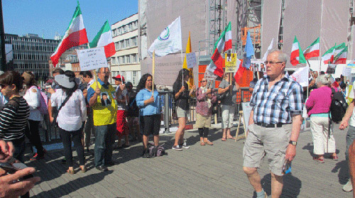  Supporters of the PMOI (MEK) in Denmark denounce executions in Iran