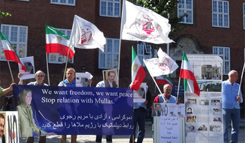  Supporters of the PMOI (MEK) in Denmark denounce executions in Iran