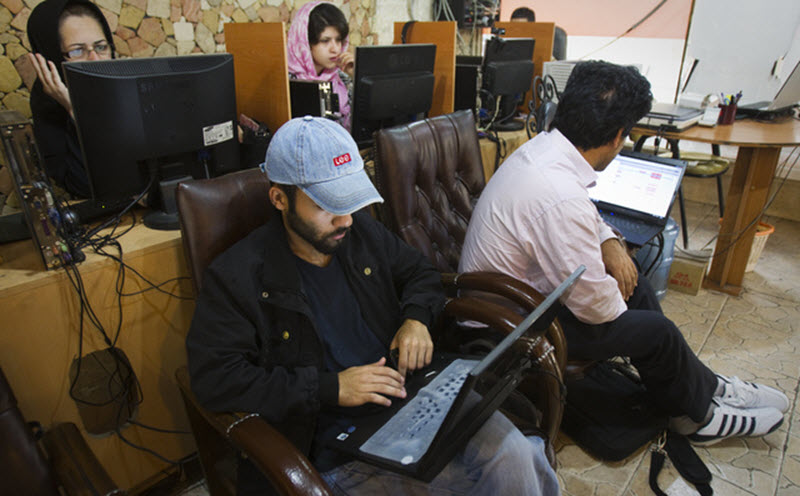 tehran_internet_cafe_rt__641x444 tehran_internet_cafe_rt__641x444
