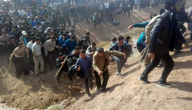 Clashes-and-conflicts-between-Varzaneh-farmers-and-anti-riot-forces-as-Water-Rights-protests-continue-in-Isfahan-Iran