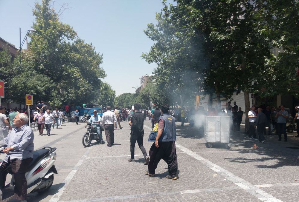 Forces-Attack-Protesting-Bazaar-Merchants-2 Forces-Attack-Protesting-Bazaar-Merchants-2