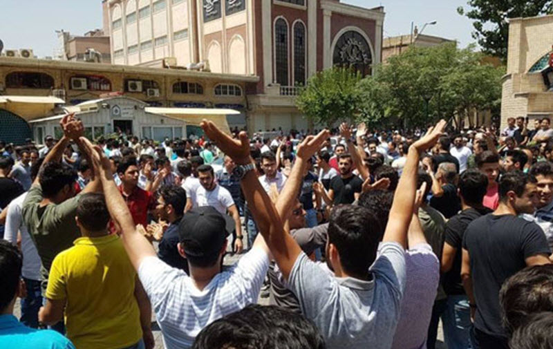 Tehran-Baazar-Traders-Protest-1 Tehran Baazar Traders Protest for 2nd Day Against Rising Foreign Currencies Exchange Rate
