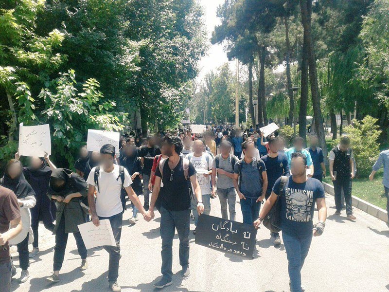 Students_of_the_Iran_University_of_Science_and_Technology_in_Tehran-2
