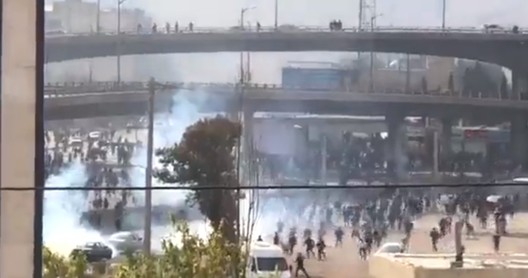 Brave protesters resist regime's repressive forces in Shiraz, forcing them to retreat-November 2019 Shiraz, south-central Iran, new footage shows protesters forcing the regime's oppressive forces to retreat
