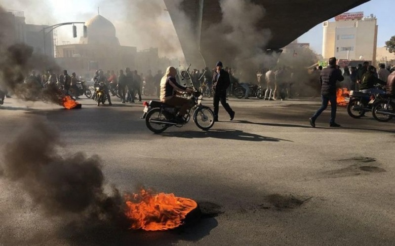 Tehran, Karaj, Rasht, Shiraz, Isfahan Scenes of Clashes and Resistance by Rebellious Youth